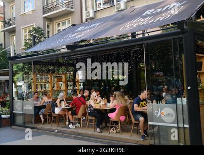 Vitosha Boulevard ist eine lebhafte Fußgängerzone mit vielen Restaurants, Cafés und Geschäften. Sofia, Bulgarien. Stockfoto