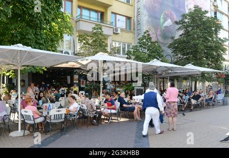 Vitosha Boulevard ist eine lebhafte Fußgängerzone mit vielen Restaurants, Cafés und Geschäften. Sofia, Bulgarien. Stockfoto