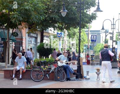 Vitosha Boulevard ist eine lebhafte Fußgängerzone mit vielen Restaurants, Cafés und Geschäften. Sofia, Bulgarien. Stockfoto