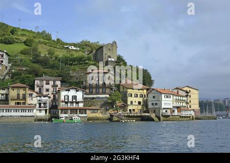 Blick auf das Fischerdorf zusammen mit dem Hafen und Boote in Pasai Donibane, Spanien Stockfoto