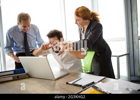 Wütend Chef schreien an Arbeitnehmer Stockfoto