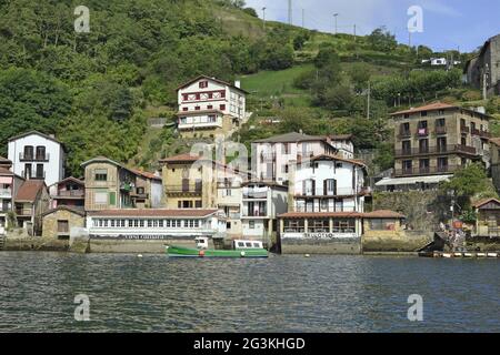 Blick auf das Fischerdorf zusammen mit dem Hafen und Boote in Pasai Donibane, Spanien Stockfoto