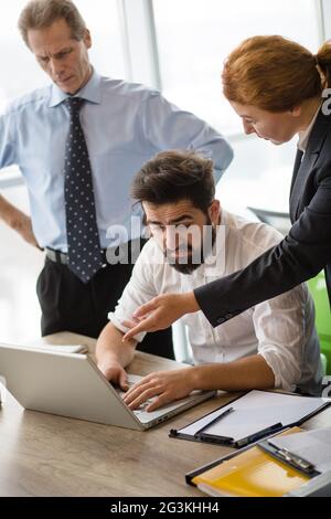 Wütend Chef schreien an Arbeitnehmer Stockfoto