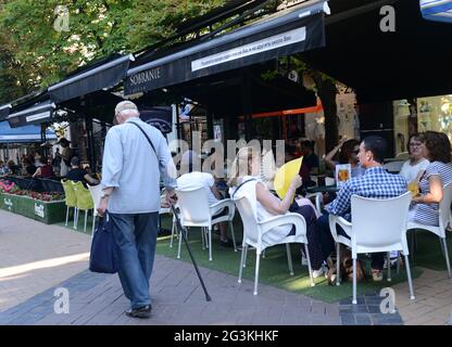 Vitosha Boulevard ist eine lebhafte Fußgängerzone mit vielen Restaurants, Cafés und Geschäften. Sofia, Bulgarien. Stockfoto