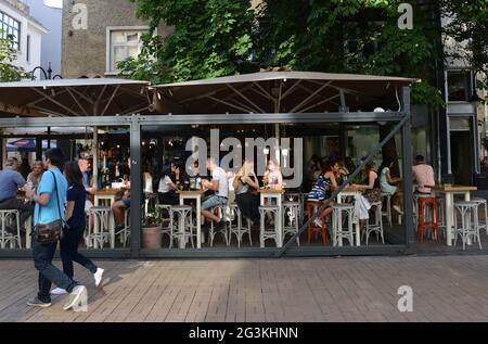 Vitosha Boulevard ist eine lebhafte Fußgängerzone mit vielen Restaurants, Cafés und Geschäften. Sofia, Bulgarien. Stockfoto