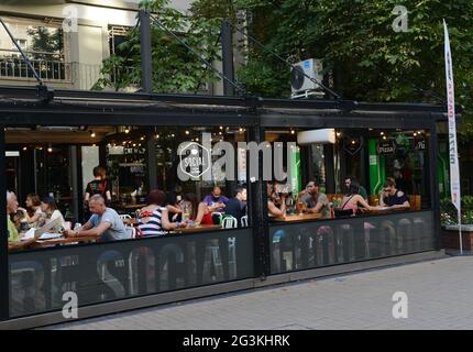 Vitosha Boulevard ist eine lebhafte Fußgängerzone mit vielen Restaurants, Cafés und Geschäften. Sofia, Bulgarien. Stockfoto