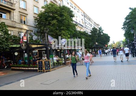 Vitosha Boulevard ist eine lebhafte Fußgängerzone mit vielen Restaurants, Cafés und Geschäften. Sofia, Bulgarien. Stockfoto