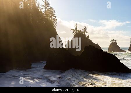 Wellen rund um eine kleine Insel am Secret Beach in Samuel H. Boardman State Scenic Corridor im Süden von Oregon, USA Stockfoto