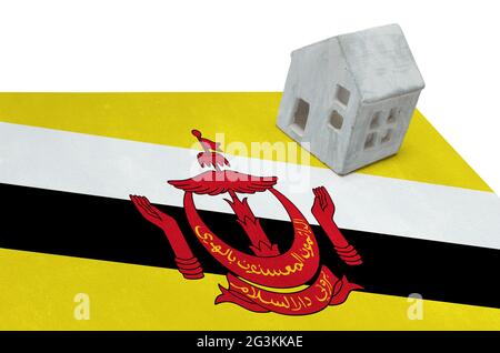 Kleines Haus auf einer Flagge - Brunei Stockfoto