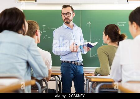 Der Lehrer hält Vorlesungen für Schüler Stockfoto