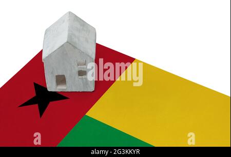 Kleines Haus auf einer Flagge - Guinea Bissau Stockfoto