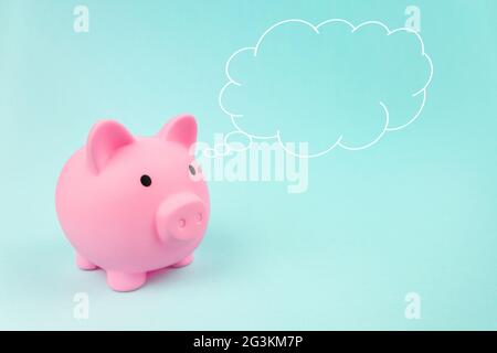 Pink Piggy Bank mit Cloud-Gedanken über seinem Kopf, Konzept der Ersparnisse, Finanzplanung der persönlichen Finanzen und sparsam sein Stockfoto