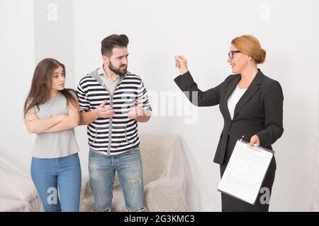 Makler vorschlagen, einer detailirten für Mann und Frau zu unterzeichnen. WHA nicht einverstanden sind. Stockfoto