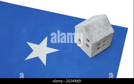 Kleines Haus auf einer Flagge - Somalia Stockfoto