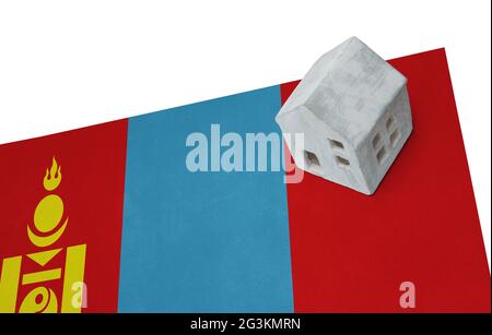 Kleines Haus auf einer Flagge - Mongolei Stockfoto