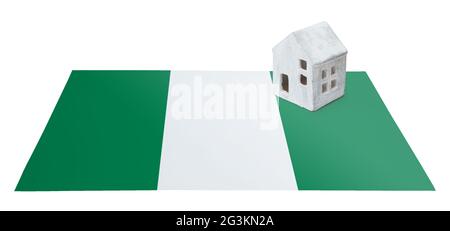 Kleines Haus auf einer Flagge - Nigeria Stockfoto