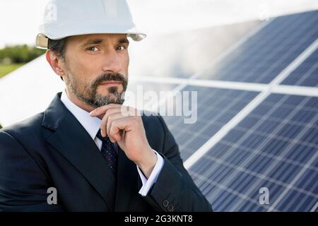 Porträt des Clients in weißen Helm am Solarkraftwerk. Stockfoto