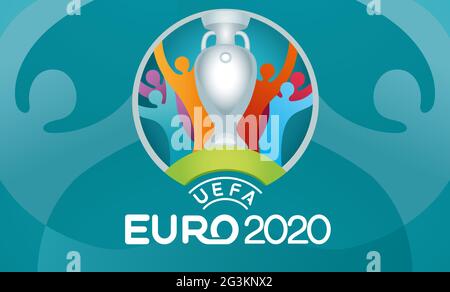 Vinnytsia, Ukraine - 16. Juni 2021 UEFA EURO 2020 offizielles Logo auf blauem Hintergrund mit Silhouetten gedruckt Stock Vektor