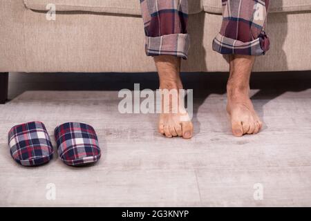 Nahaufnahme auf mans Beine auf dem Teppich. Stockfoto