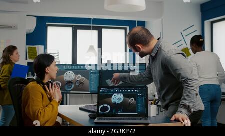 Teamarbeit Austausch von Ideen über industrielle Projekte Analyse 3D-Getriebe Blick auf Computer mit CAD-Software, die mit Modell aus Laptop. Wirtschaftsingenieur und Manager, die im Kreativbüro arbeiten Stockfoto
