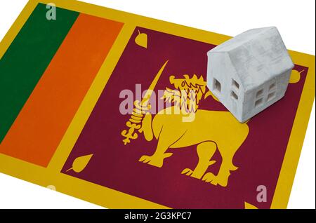 Kleines Haus auf einer Flagge - Sri Lanka Stockfoto