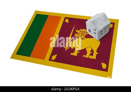 Kleines Haus auf einer Flagge - Sri Lanka Stockfoto