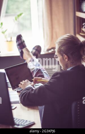 Rückansicht der Freiberufler Mann Texteingabe auf Laptop. Stockfoto