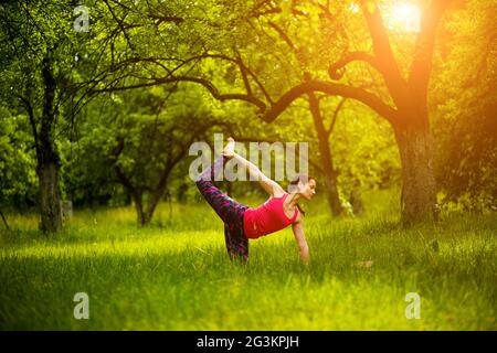 Üben Yoga-Asanas in der Natur. Stockfoto