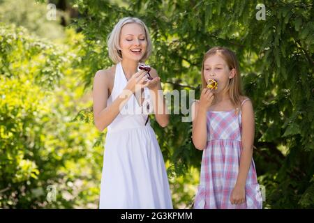 Mutter und Tochter genießen Eis, zeigt positive Emotionen. Stockfoto