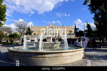 Das Gebäude des alten königlichen Palastes beherbergt das griechische parlament in Athen, Griechenland. Stockfoto