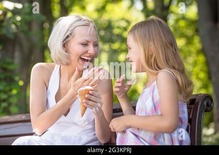 Mutter und Tochter Eis essen. Stockfoto