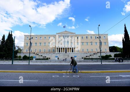 Das Gebäude des alten königlichen Palastes beherbergt das griechische parlament in Athen, Griechenland. Stockfoto