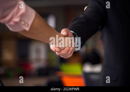 Nahaufnahme der Geschäftspartner die Hände schütteln. Stockfoto