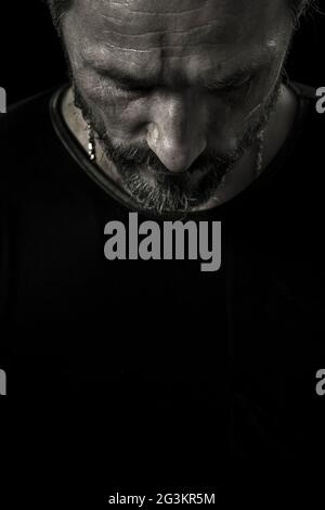 Close up Portrait von reifer Mann mit müden und faltigen Gesicht. Stockfoto