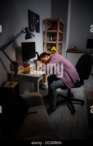 Teenager, der vor dem Computer schläft. Stockfoto