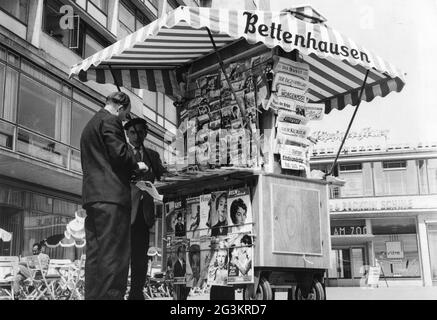 Handel, Händler, Zeitungshändler, Bahnhof Zoo, Berlin, 1960, ZUSÄTZLICHE-RIGHTS-CLEARANCE-INFO-NOT-AVAILABLE Stockfoto