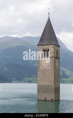 Untergetaucht Turm der reschensee Kirche tief in Resias See im Trentino-Alto Tal Stockfoto