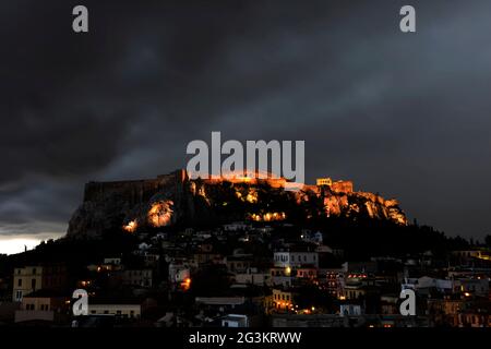 Die Akropolis und die Altstadt ( Plaka ) von Athen nach Sonnenuntergang. Stockfoto