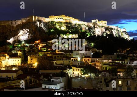 Die Akropolis und die Altstadt ( Plaka ) von Athen nach Sonnenuntergang. Stockfoto