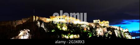 Die Akropolis und die Altstadt ( Plaka ) von Athen nach Sonnenuntergang. Stockfoto