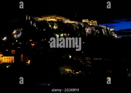 Die Akropolis und die Altstadt ( Plaka ) von Athen nach Sonnenuntergang. Stockfoto
