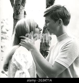 Menschen, Paare, Liebhaber / Romantik, Paare, die einander betrachten, 70er Jahre, ZUSÄTZLICHE-RIGHTS-CLEARANCE-INFO-NOT-AVAILABLE Stockfoto