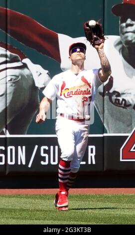 St. Louis Cardinals Tyler O'Neill macht einen Routinefang im linken Feld vor der Fledermaus von Miami Marlins Magneuris Sierra im neunten Inning im Busch Stadium in St. Louis am Mittwoch, 16. Juni 2021. Foto von Bill Greenblatt/UPI Credit: UPI/Alamy Live News Stockfoto