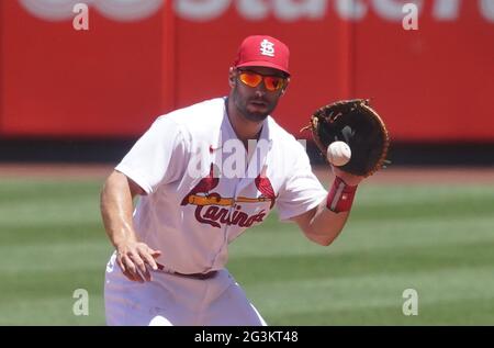 St. Louis Cardinals erster Baseman Paul Goldschmidt spielt am Mittwoch, den 16. Juni 2021, im siebten Inning im Busch Stadium in St. Louis auf einem Ball von der Fledermaus von Miami Marlins Magneuris Sierra. Foto von Bill Greenblatt/UPI Credit: UPI/Alamy Live News Stockfoto