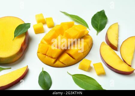 Reife Mangofrüchte auf weißem Hintergrund, Nahaufnahme Stockfoto