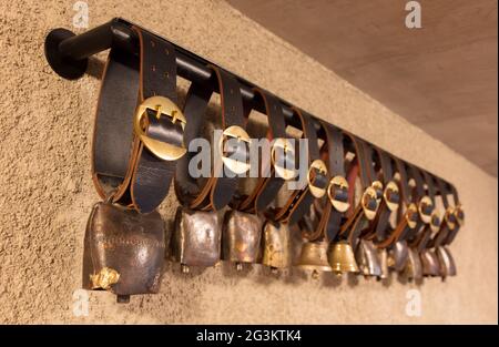 Schweizer Kuhglocken hängen auf einem Bauernhof in den Alpen Stockfoto