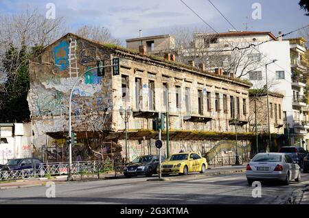 Ein altes, zerbröckelndes Gebäude im Zentrum von Athen, Griechenland. Stockfoto