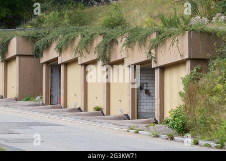 Türen von Garagen auf einem Hügel Stockfoto