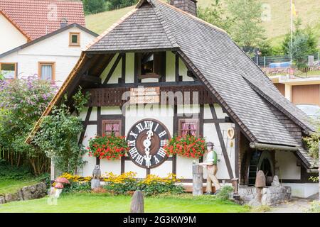 TRIBERG, Deutschland - 21. AUGUST 2017: die größte Kuckucksuhr der Welt in Schonach Stockfoto