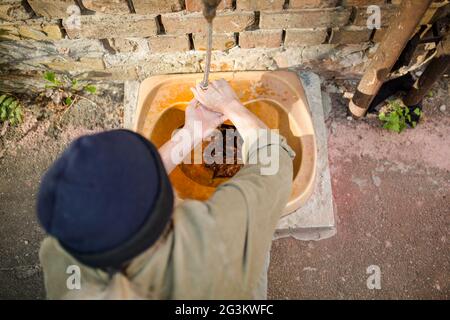 Blick von oben auf die Alten tramp Waschen der Hände in alten Spüle. Stockfoto